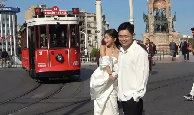 Taksim'de Çinli gelin ve damat ilgi odağı oldu