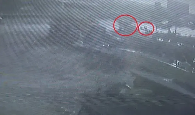Şerit ihlali yapan hafif ticari araca motosiklet çarptı: 1'i ağır 2 yaralı