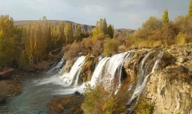 Muradiye Şelalesi'nde sonbahar güzelliği