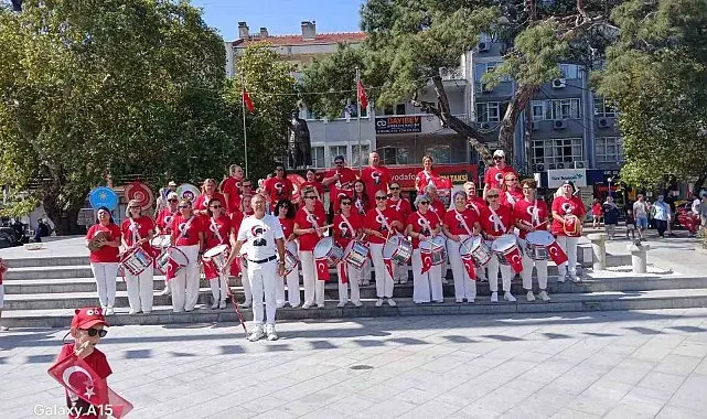 Burhaniye' de Özgür Kanatlar Halk Bandosu törenlere renk kattı