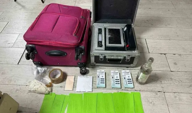 Şişli'de polis şüphe üzerine durdurdu, valizinden sahte para basma malzemesi çıktı