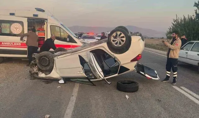 Toprak yığınına çarpan otomobil takla attı