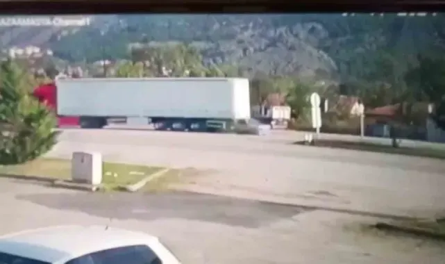 Amasya'da otomobilin tıra çarpma anı kamerada