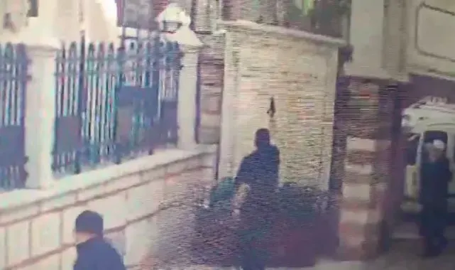 Fatih'te cami avlusuna gelen bir kişi silahla havaya ateş açtı