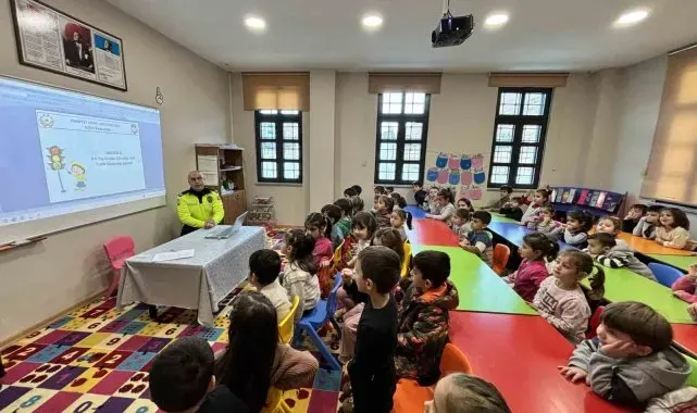 Geleceğin sürücüleri minik öğrencilere trafik eğitimleri verildi