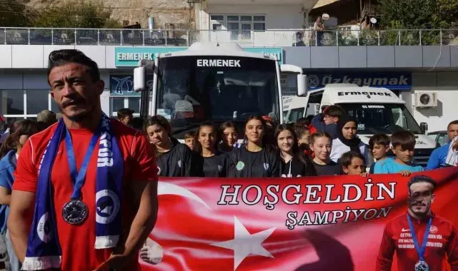 Dünya ikincisi güreşçiye memleketinde coşkulu karşılama