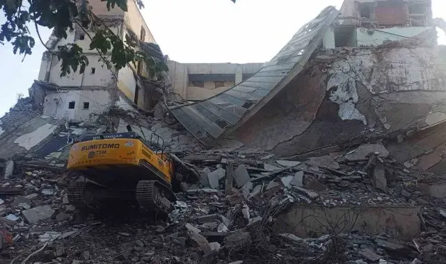 Siverek'te bina yıkımında kepçe molozların altına kaldı
