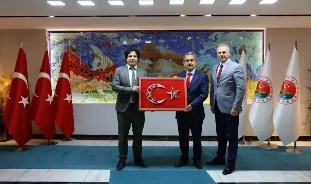 Mahkumlar Türk bayrağına Vali Ekici'nin adını yazdı