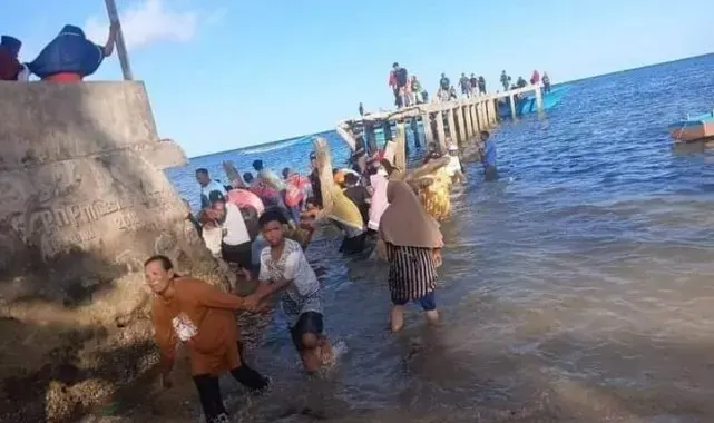 Endonezya'da halk yerel seçim adayını karşılarken köprü çöktü: 7 ölü