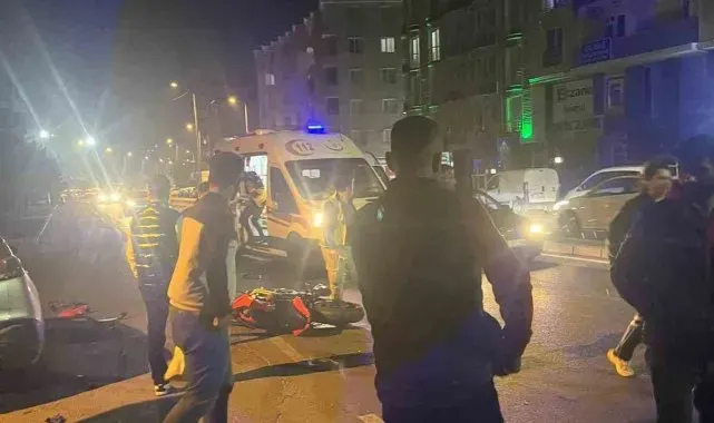 Otomobille çarpışan motosikletteki 2 şahıs yaralandı