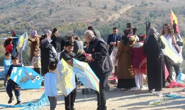 Cumhuriyetin 101'nci yılına özel çocuklara 101 adet uçurtma dağıtıldı