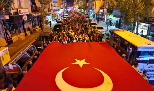 Mersin Erdemli'de binlerce kişi meşaleli bayrak yürüyüşüne katıldı
