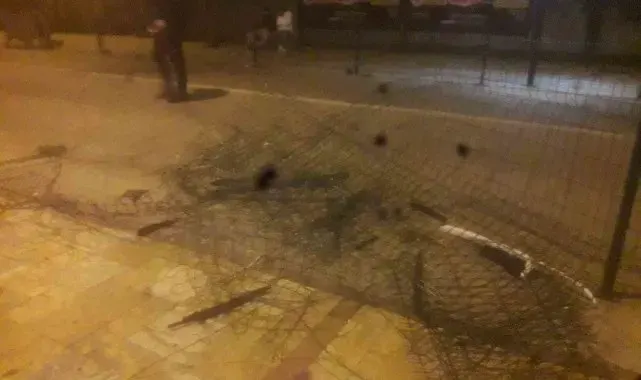 Çaycuma'da hızını alamayan otomobil tel çitlere zarar verdi