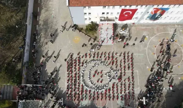 Bandırma'da öğrenciler "Ay Yıldız " kareografisi oluşturdu