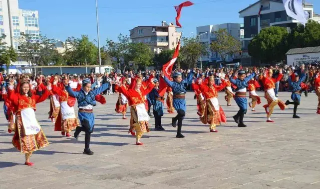 Didim'de 29 Ekim Cumhuriyet Bayramı renkli görüntülerle kutlandı