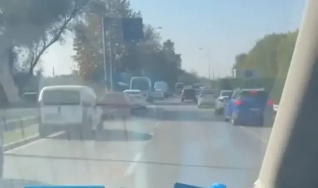 Bursa'da sürücülerin 'fermuar yöntemi'yle ambulansa yol vermesi kamerada