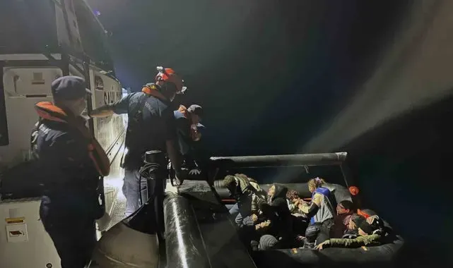 Yunanistan'ın geri ittiği 8'i çocuk 30 düzensiz göçmen kurtarıldı