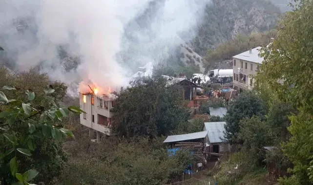 Gümüşhane'de bacadan çıkan yangında binanın iki katı hasar gördü