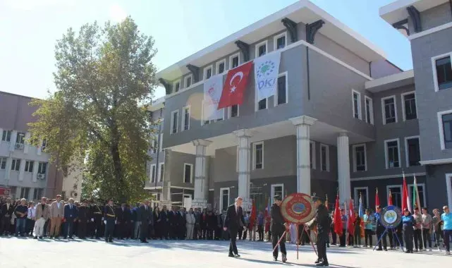 Köyceğiz'de cumhuriyetin 101. yılı kutlamaları çelenk töreniyle başladı