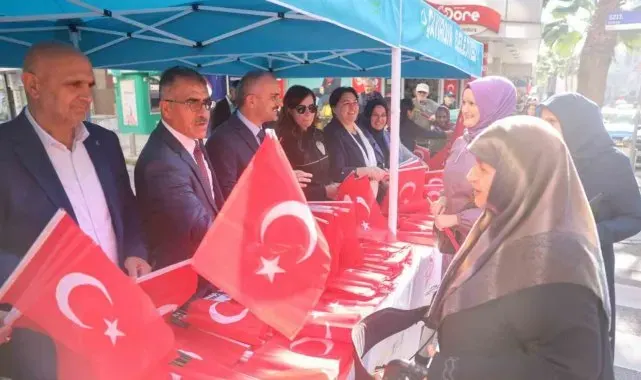 Vatandaşlara Türk bayrağı dağıtıldı