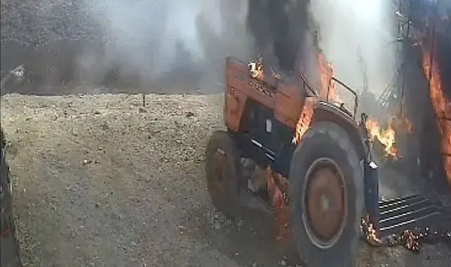 Kısa devre yapan traktör yanarak harekete geçti, saman balyalarını ve hayvanları yaktı
