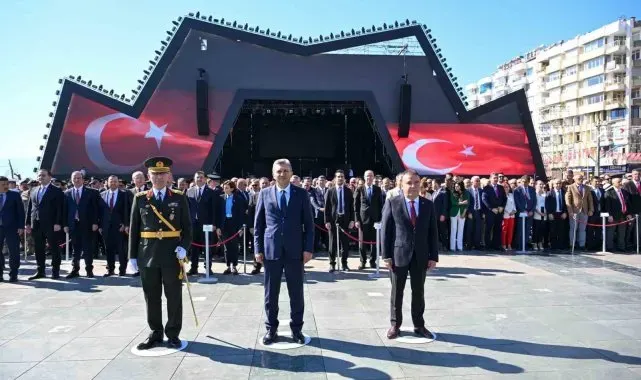 Cumhuriyet'in 101'inci yılı kutlamaları çelenk sunumuyla başladı