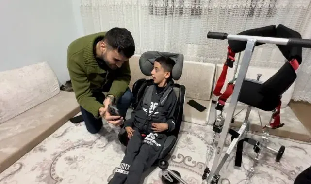 Serebral Palsi hastası çocuk, özel ayakta durma aracına kavuştu