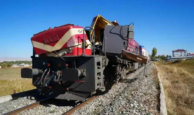 Muş'ta yolcu treni beton pompasına çarptı; 1 ölü, 2 yaralı