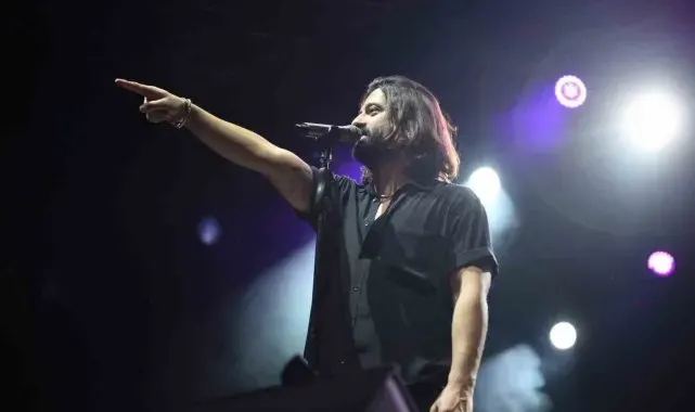 Kepez'de Cumhuriyet Bayramı konserinde Koray Avcı rüzgarı