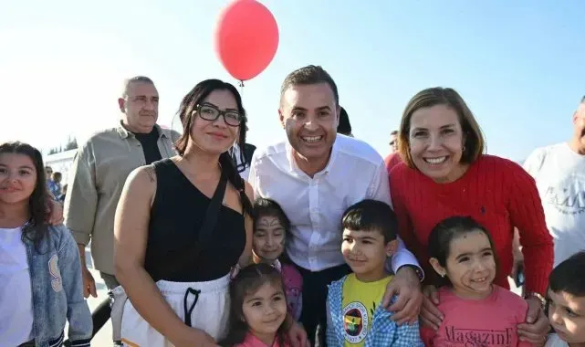 Balıkesir'de 1010 uçurtma Cumhuriyet için havalandı
