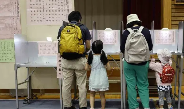 Japonya'daki erken seçimde 15 yıldır iktidardaki LDP mecliste çoğunluğu kaybetti