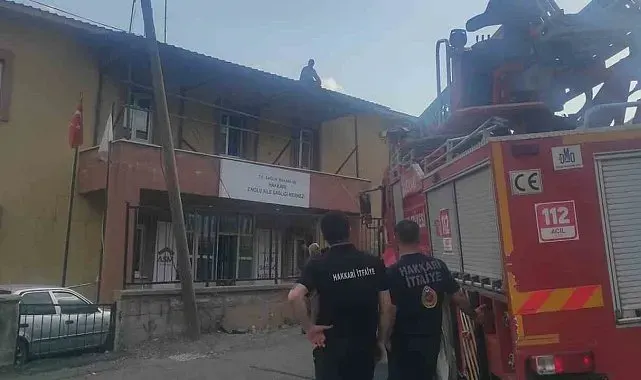 Hakkari'de çatıda mahsur kalan işçi kurtarıldı