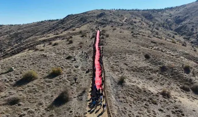 1744 rakımlı Dinek Dağı zirvesinde Cumhuriyet coşkusu