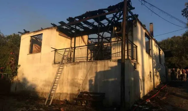 Cami imamının lojmanı çıkan yangında küle döndü