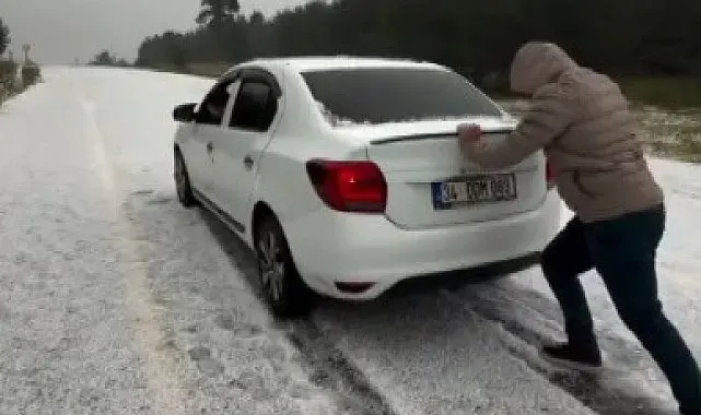 Kars'ta Ağustos ayında kış sürprizi! Sarıkamış beyaza büründü, araçlar yollarda mahsur kaldı
