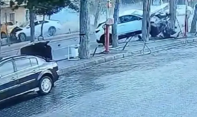 Otomobillerin çarpışması kameraya yansıdı, sürücü anne öldü