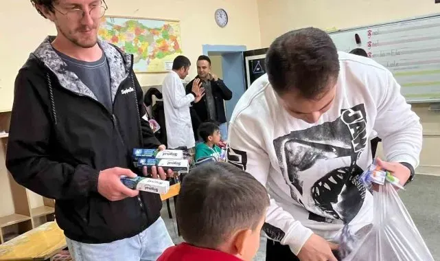 Kent Konseyi, ilkokul öğrencilerine kırtasiye malzemesi dağıttı
