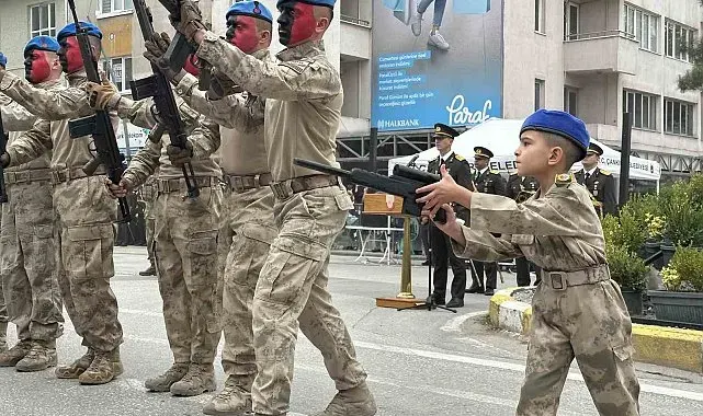 Komandoların gösterisine eşlik eden minik asker izleyenleri mest etti