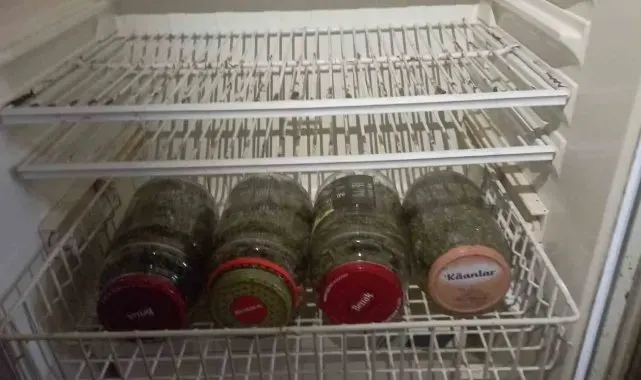 Esrarı kavanoz içinde buzdolabında saklamış