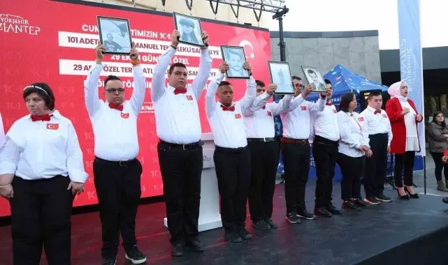 Gaziantep'te down sendromlu bireyler TUSAŞ şehitlerini andı, duygu dolu anlar yaşandı