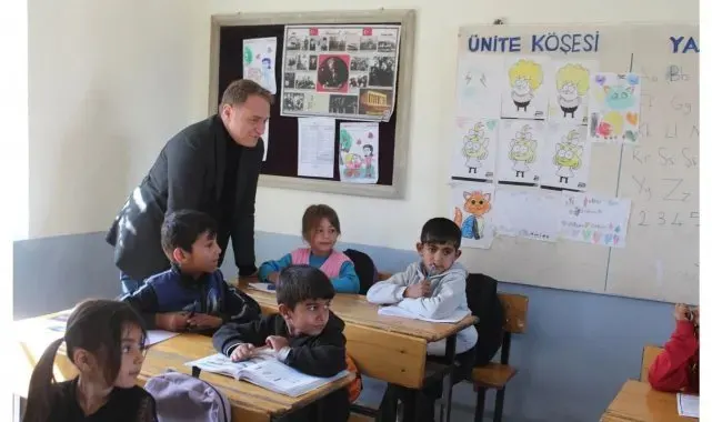 Kaymakam Koşansu köy okullarına kırtasiye yardımı yaptı