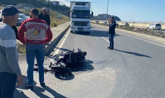 Motosiklet sürücüsü dönüş yapmak isterken tır çarptı