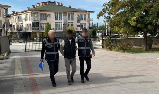 Burdur'da anahtarı üzerinde unutulan park halindeki aracı çalan şüpheli tutuklandı