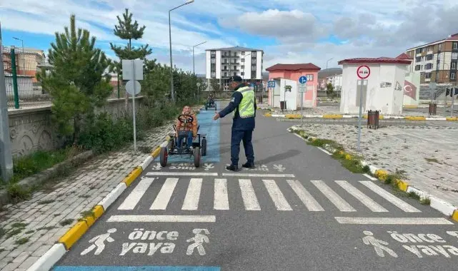 Kars'ta Jandarma Trafik Eğitim Parkı'nda öğrencilere eğitim verdi
