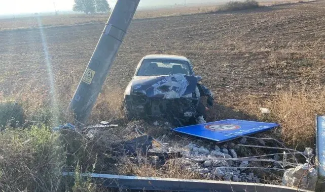 Bilecik'te tarlaya uçan araç hem elektrik direğine hem de hız sınırı tabelasına çarparak durabildi