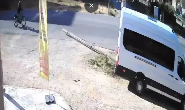 5 metrelik direği yola devirdi, bisiklet sürücüsü son anda kurtuldu