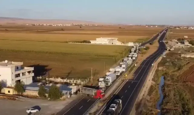 Mardin'de sürücüsünün kontrolünden çıkan tır bariyerlere çarptı