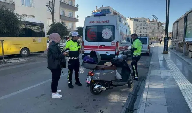 Otomobilin motosiklete çarpıp kaçtığı kazada 2 kadın yaralandı