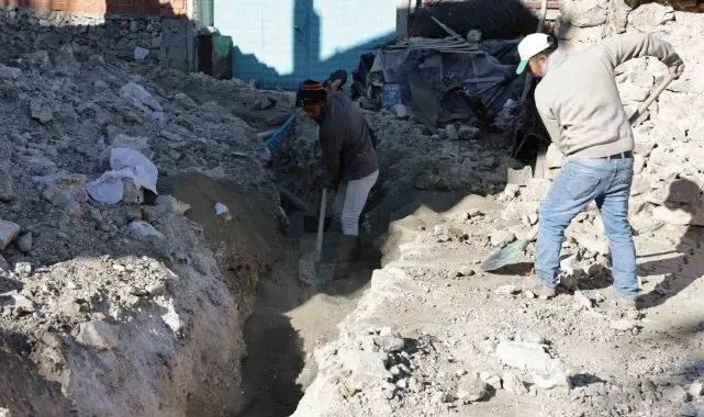 Kütahya'nın Andız Mahallesi'nde deforme olan içme suyu hattı yenileniyor