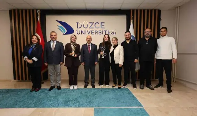 Rektör Sözbir ödül kazanan öğrencilerle bir araya geldi
